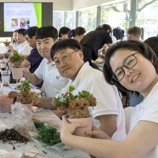 Accelleron Korea’s team planted ‘Heart Ivy’ topiaries